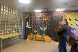 Uczestnik biorący udział w konkurencji obalanie puszek.