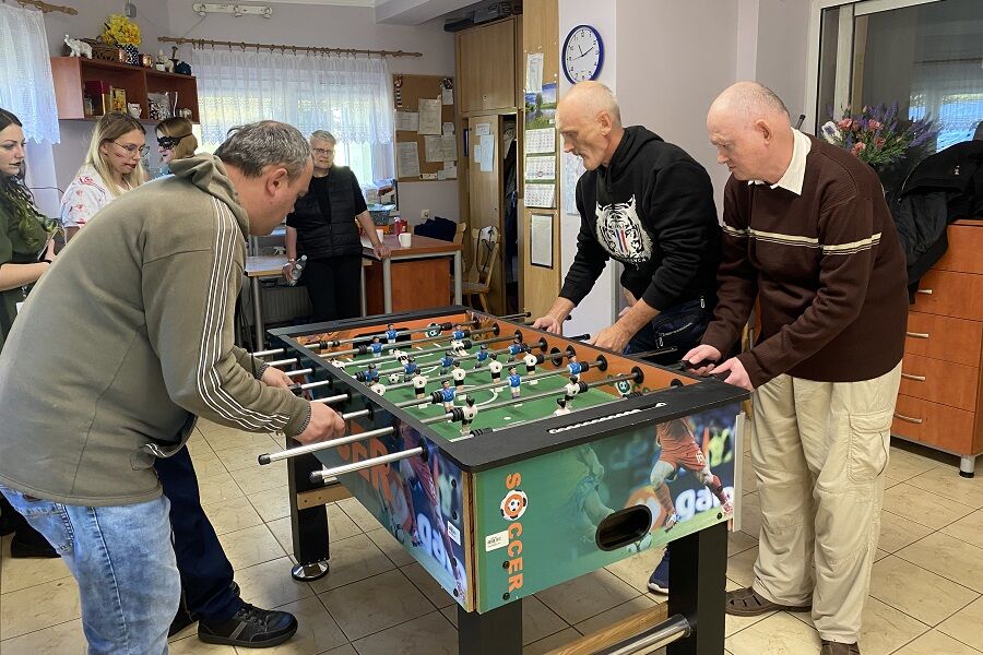 Uczestnicy podczas meczu w piłkarzyki