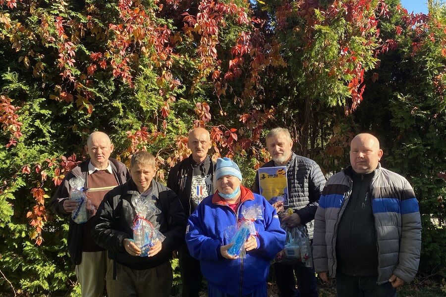 Zadowoleni Uczestnicy z nagrodami.