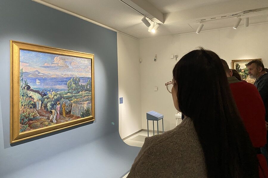 Uczestnicy podziwiający dzieło Józefa Pankiewicza.