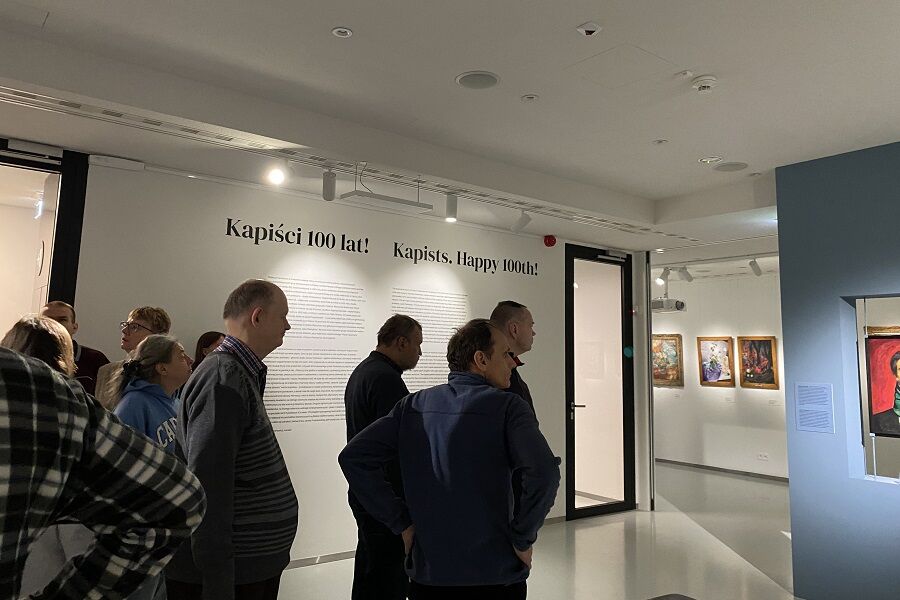 Uczestnicy podczas wystawy.