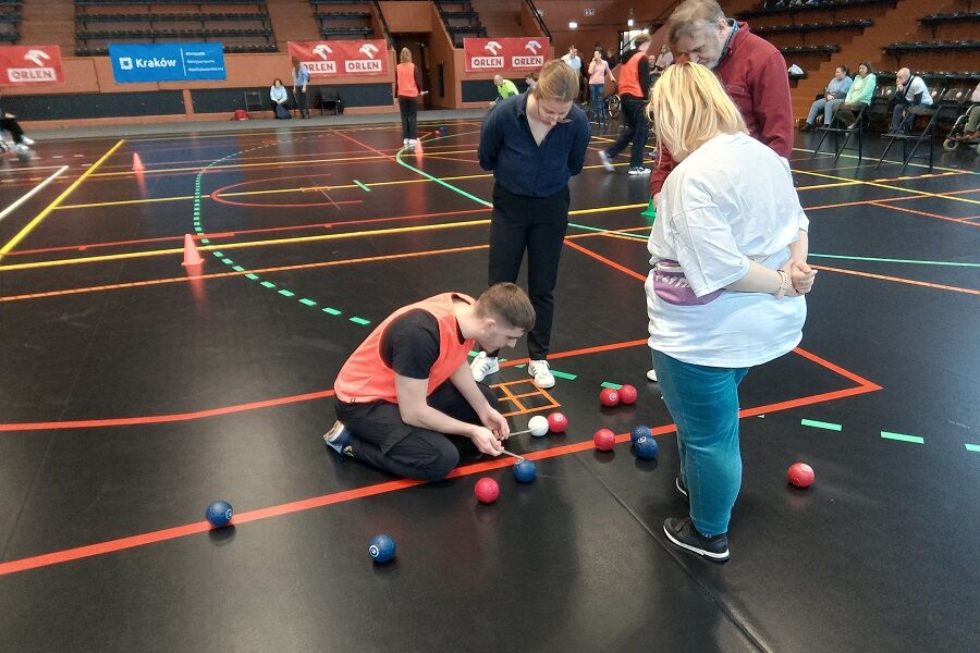 Sędziowie sprawdzają odległości bil.