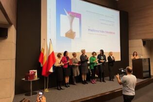 wszyscy laureaci na scenie podczas  gratyfikacji