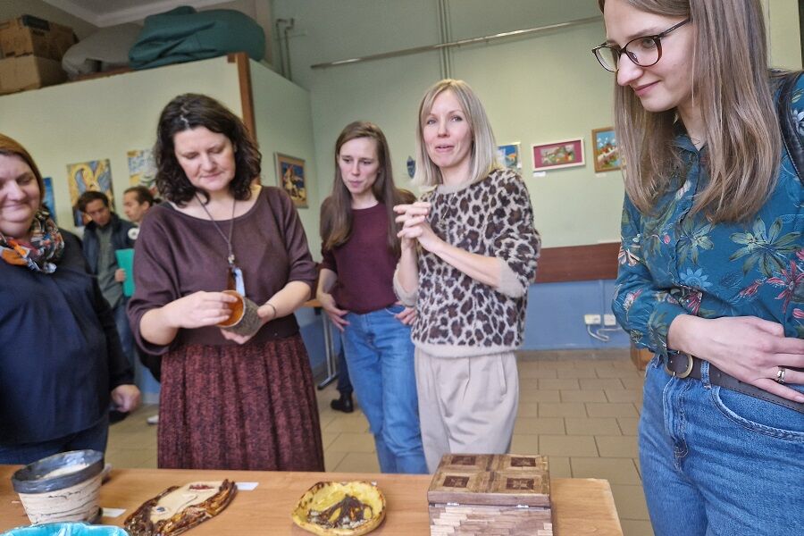 Terapeuci podziwiają piękne prace