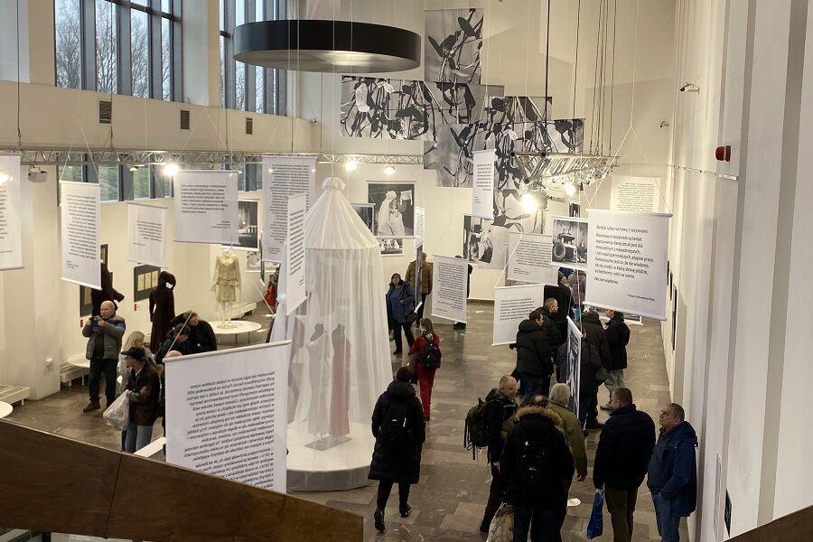 Uczestnicy zapoznający się z wystawą.