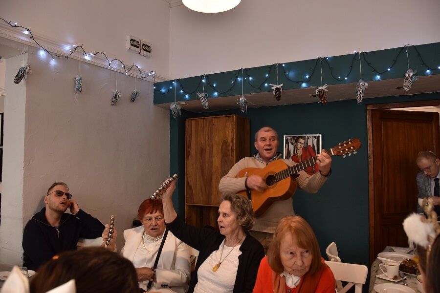 Wspólne kolędowanie przy akompaniamencie gitary i dzwoneczków.