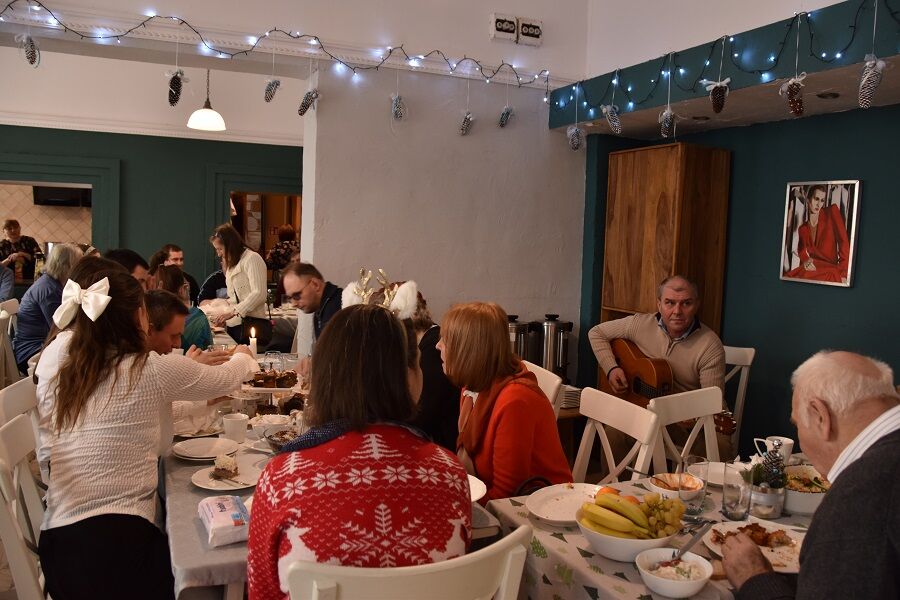 Wspólne spożywanie wigilijnej potrawy.