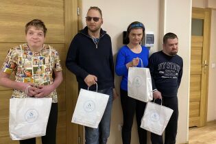 Uczestnicy otrzymują paczki świąteczne