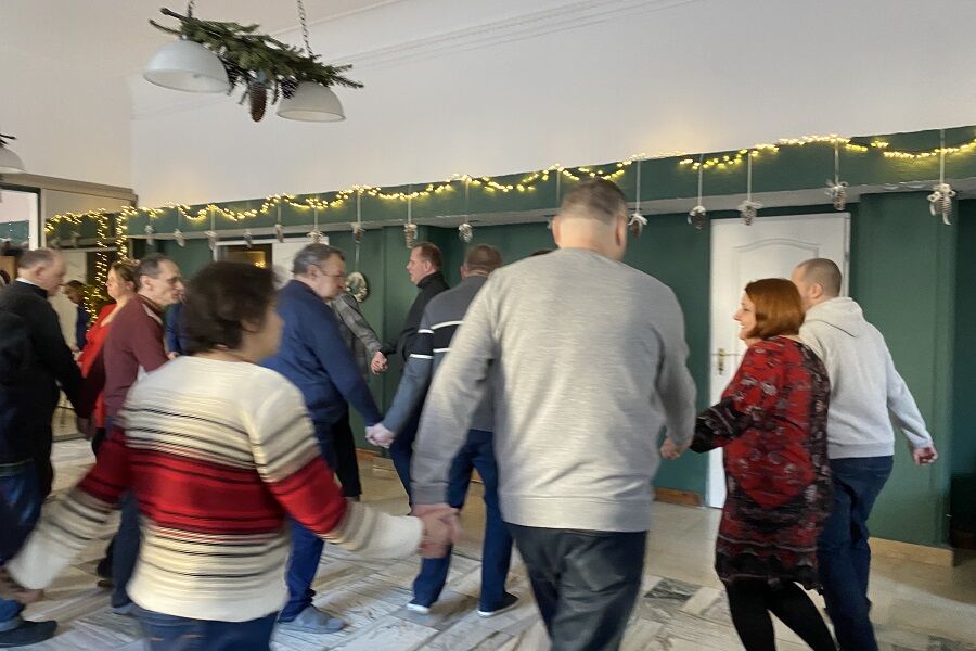 Uczestnicy w trakcie zabawy integracyjnej