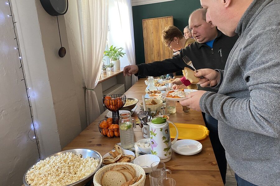 Uczestnicy w trakcie posiłku