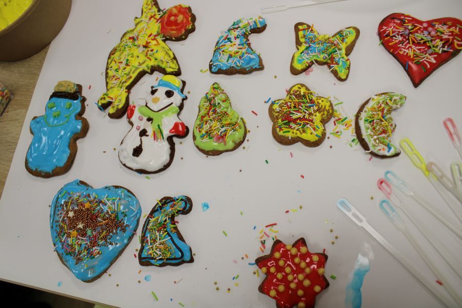 Bogato zdobione pierniczki ułożone na stole.