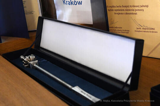 Zdjęcie berła wręczanego laureatom konkursu Filantrop Krakowa 