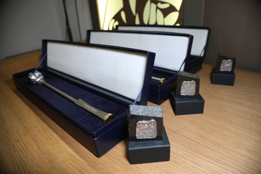 zdjęcie berła wręczanego laureatom 