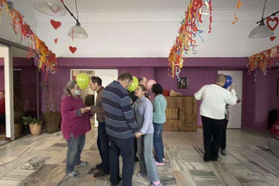 Uczestnicy podczas zabawy z balonem