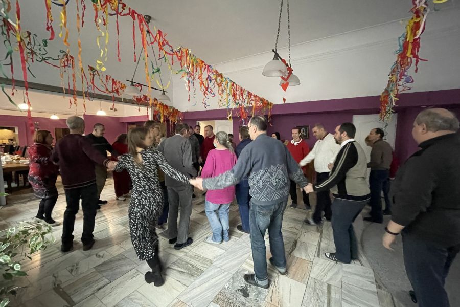 Uczestnicy tańczący z terapeutami.