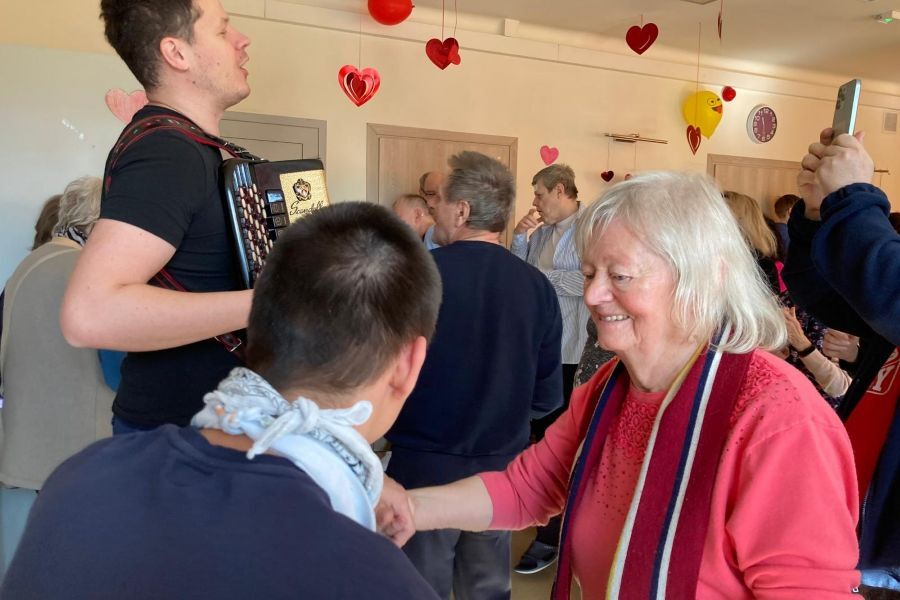 Uczestnicy tańczący przy dźwiękach muzyki