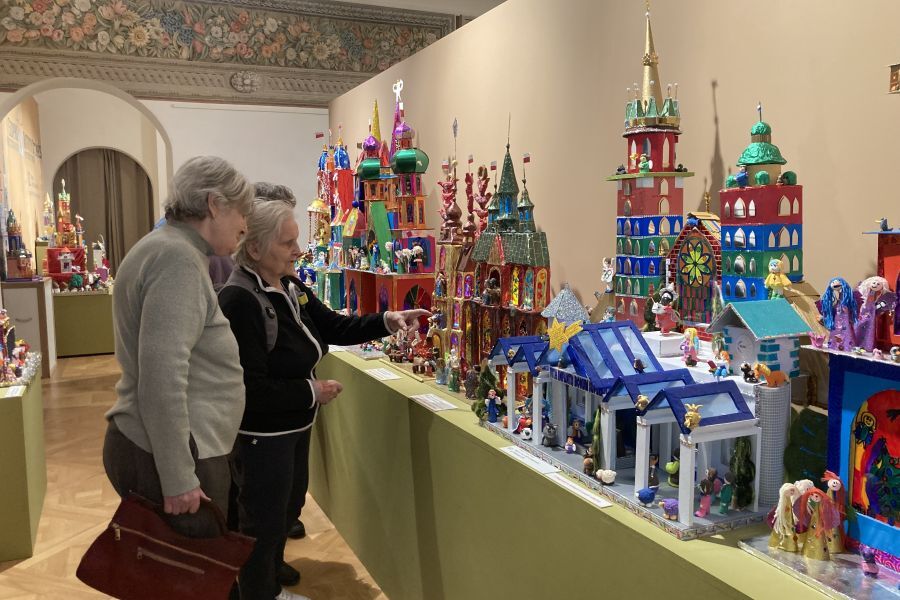 Uczestniczki podziwiają detale szopki