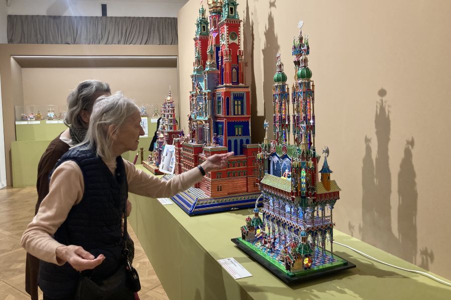 Seniorki omawiają szczegóły konstrukcji szopki