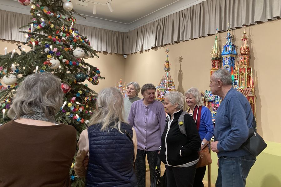 Uczestnicy podziwiają ozdoby choinkowe wykonane ręcznie dawnymi technikami