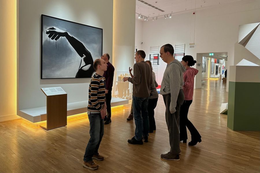 Uczestnicy oglądają obraz w Muzeum Narodowym