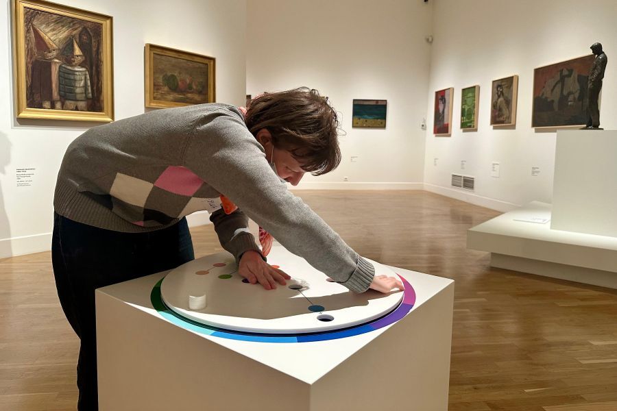 Uczestniczka eksploruje eksponat udostępniony do dotykania