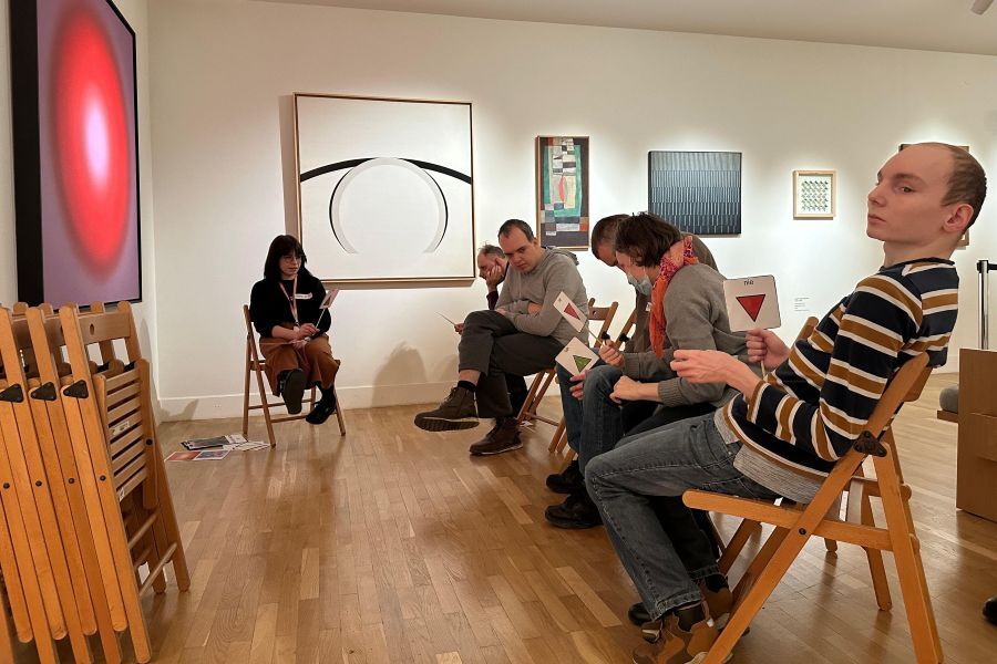 Podopieczni uczestniczący w warsztatach prowadzonych przez przewodnika