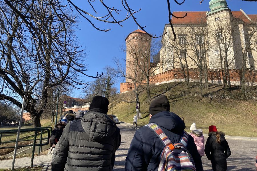 Uczestnicy idący na Wawel