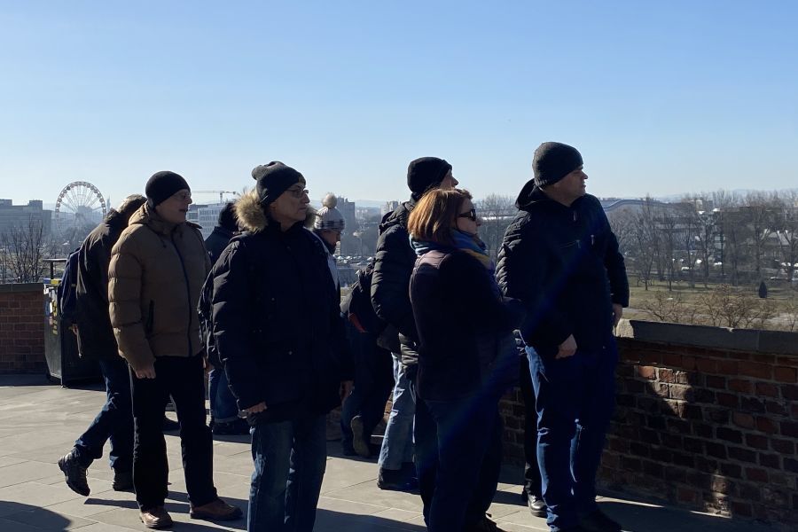Uczestnicy podziwiający widok z Wzgórza Wawelskiego