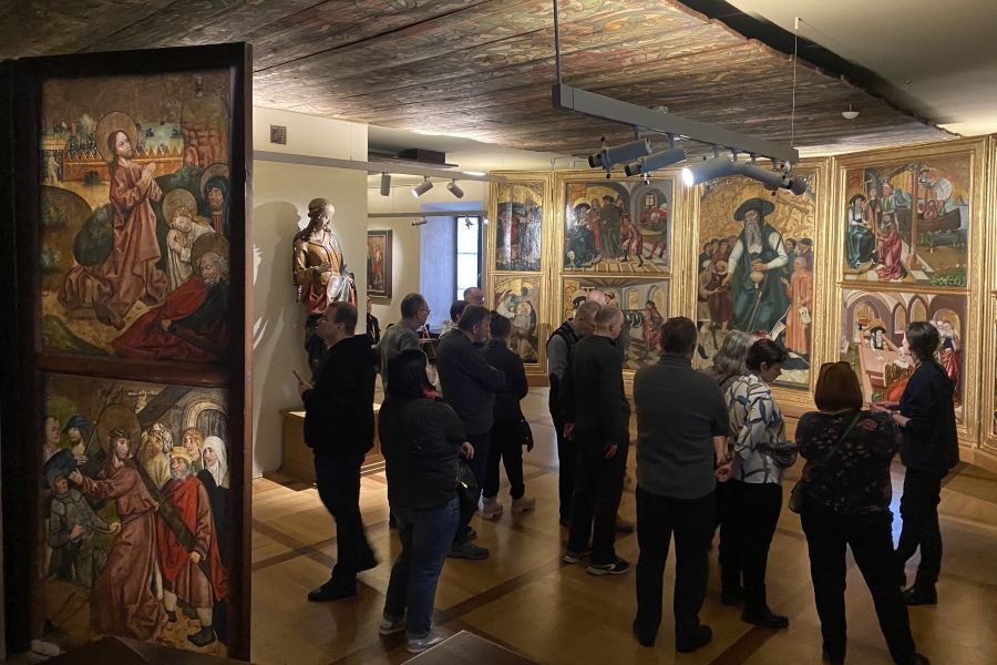 Uczestnicy podziwiający dzieła