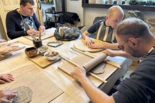 Uczestnicy zapoznają się z fakturą gliny