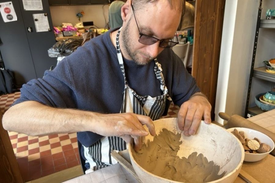 Formowanie miski z gliny