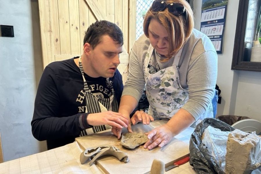 Uczestnik z pomocą terapeuty formuje podstawkę w kształcie serca
