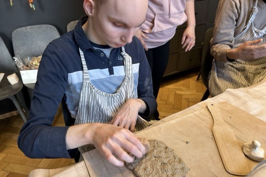 Podopieczny tworzy glinianą ozdobę