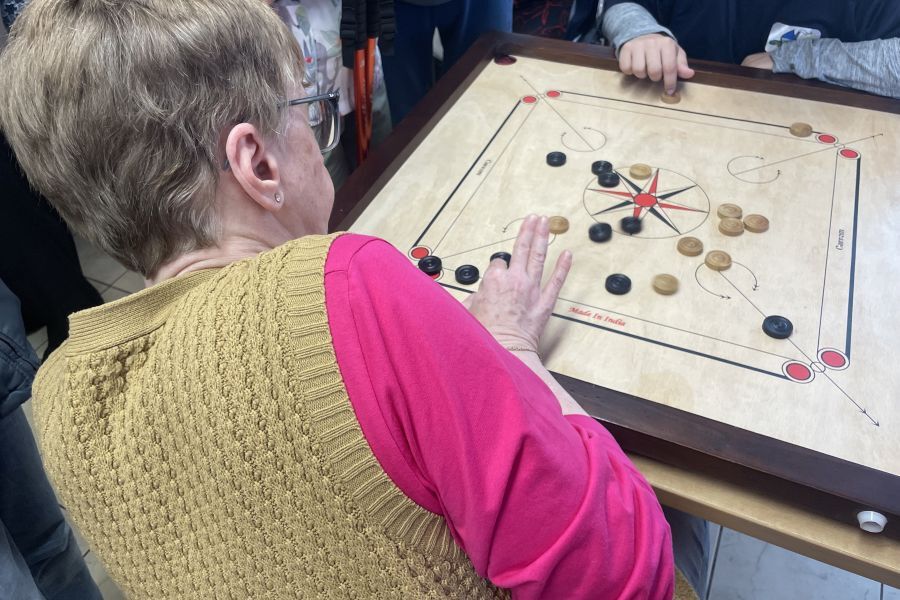 Uczestnik grający w bilard indyjski