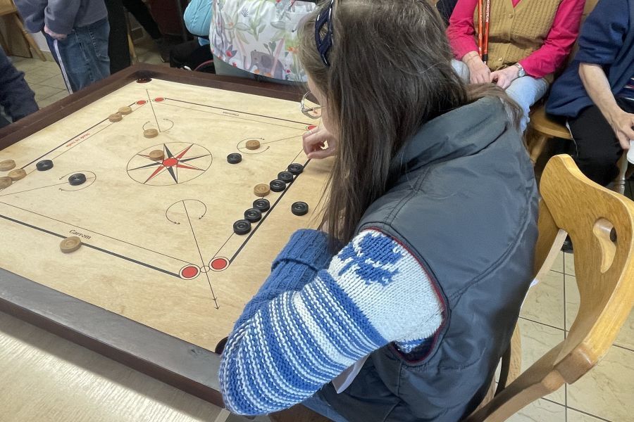 Uczestnik grający w bilard indyjski