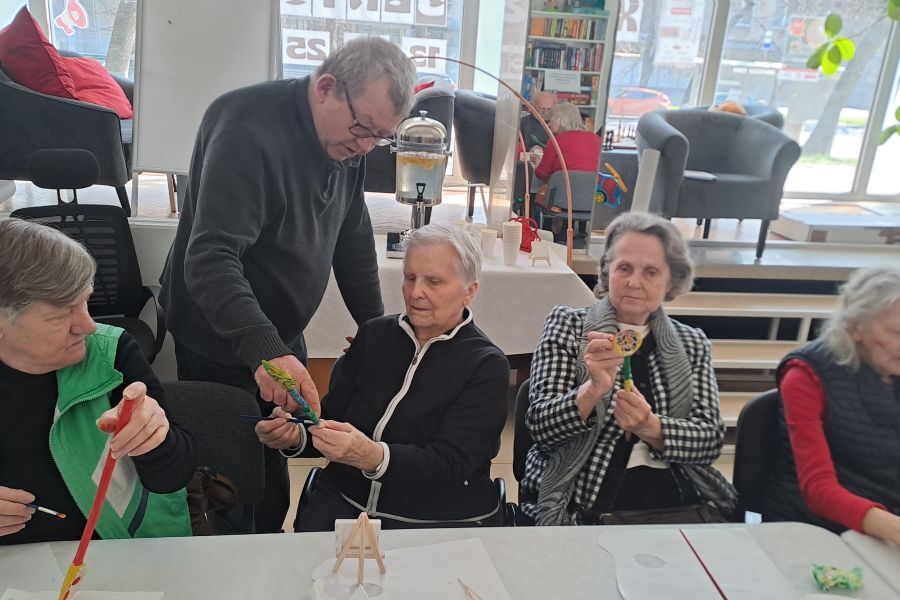 Prowadzący wyjaśnia technikę malowania