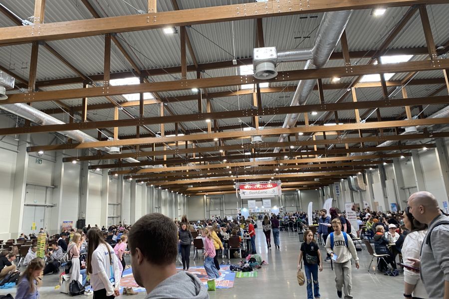 Widok hali, na której odbywały  się rozgrywki gier planszowych.