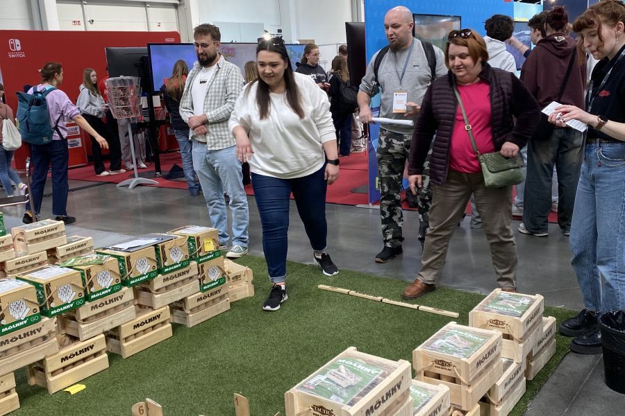 Terapeutka próbująca swoich sił w kręglach fińskich.