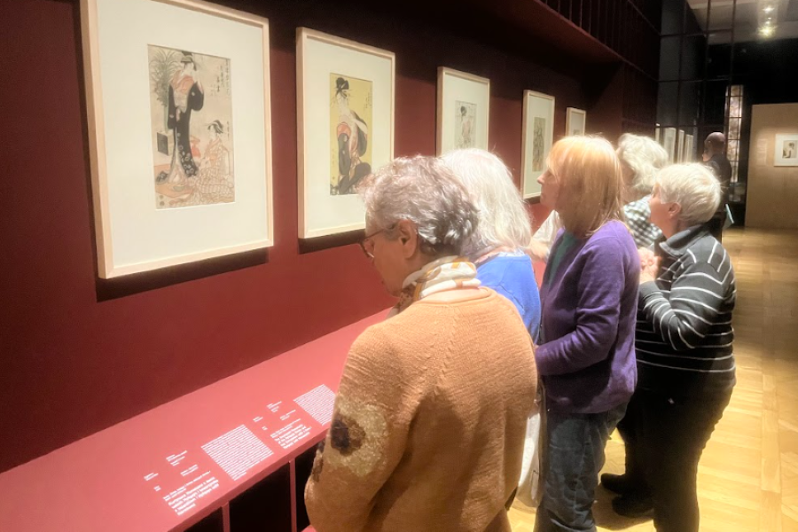 ​Uczestniczki oglądające drzeworyty mistrza Utamaro - postaci Bijinga (portrety pięknych kobiet). ​
