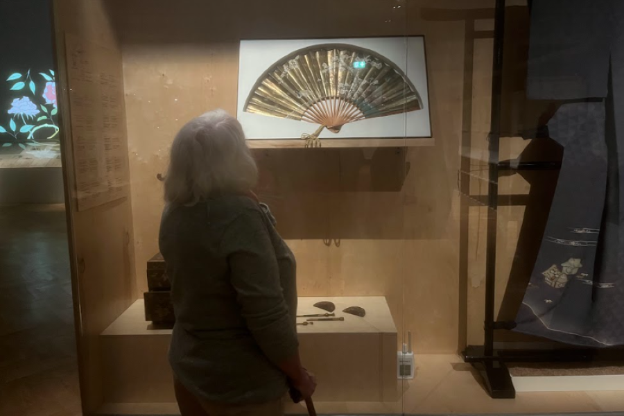 Uczestniczka studiuje technikę wykonania japońskiego wachlarzu.