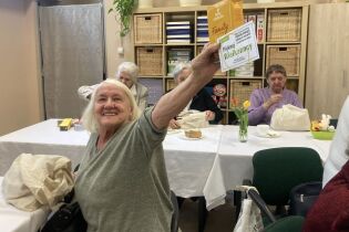 Uczestniczka trzymająca kartkę z życzeniami