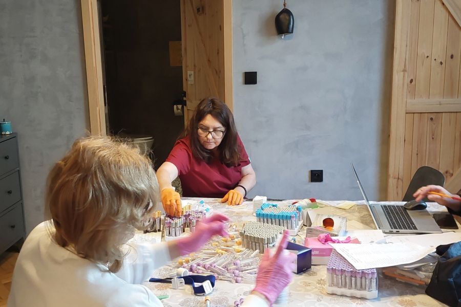 Punkt pobrania krwi i materiału zorganizowany w jednej z pracowni terapeutycznych w ŚDS „Vita” w Krakowie.