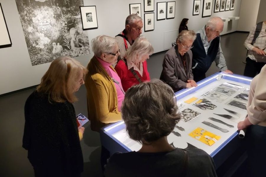 Uczestnicy oglądają elementy kolażu.