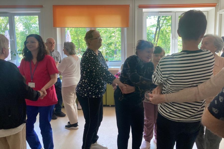 Uczestnicy spotkania tańczą