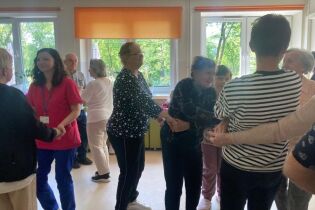 Uczestnicy spotkania tańczą