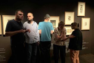 Uczestnicy podziwiają wystawę