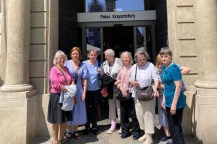Panie przy wejściu do Pałacu Krzysztofory