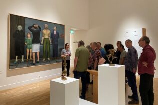 Uczestniczy zapoznający się z dziełami Andrzeja Wróblewskiego