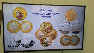 Na ekranie telewizora przedstawione są przykłady monet turystycznych.