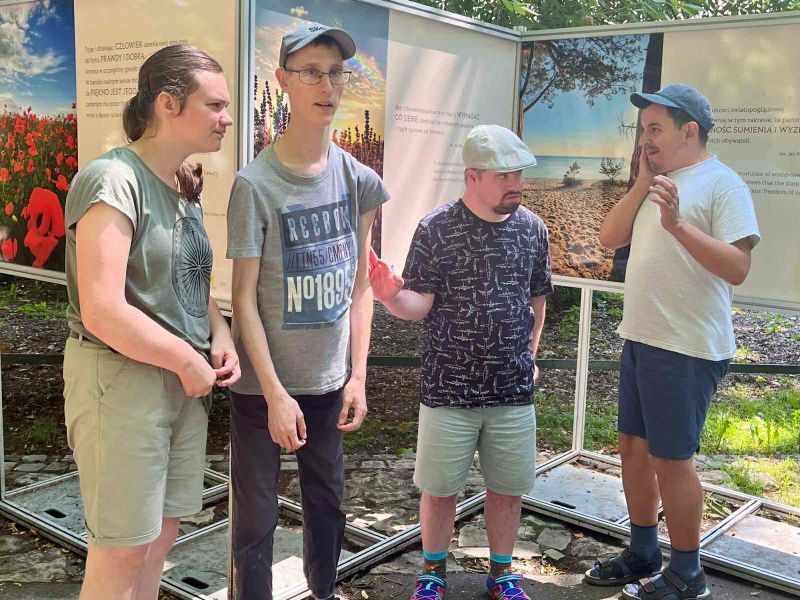 Spacer z przesłaniem